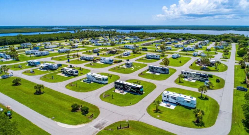 Luftaufnahme eines Wohnmobilparks in Florida mit Wohnmobilen auf großzügigen Rasenstellplätzen in Wassernähe